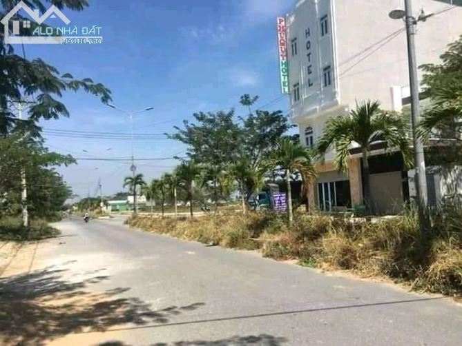 Bán gấp đất lô góc 6x20m trung tâm thị trấn bến lức
