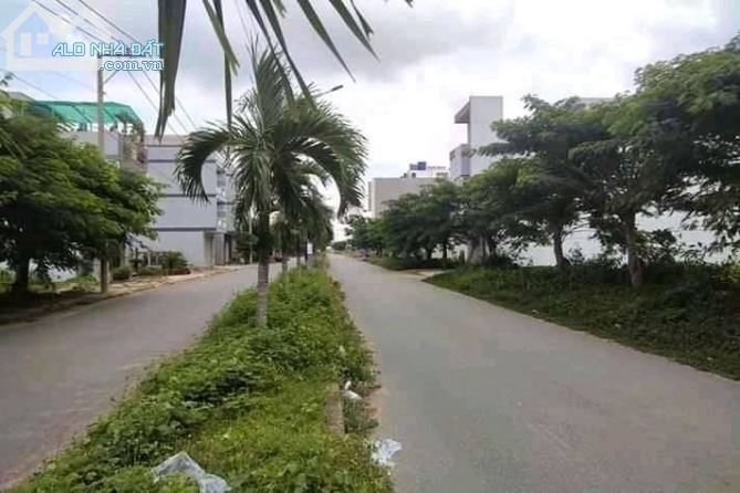 Bán gấp đất lô góc 6x20m trung tâm thị trấn bến lức - 1