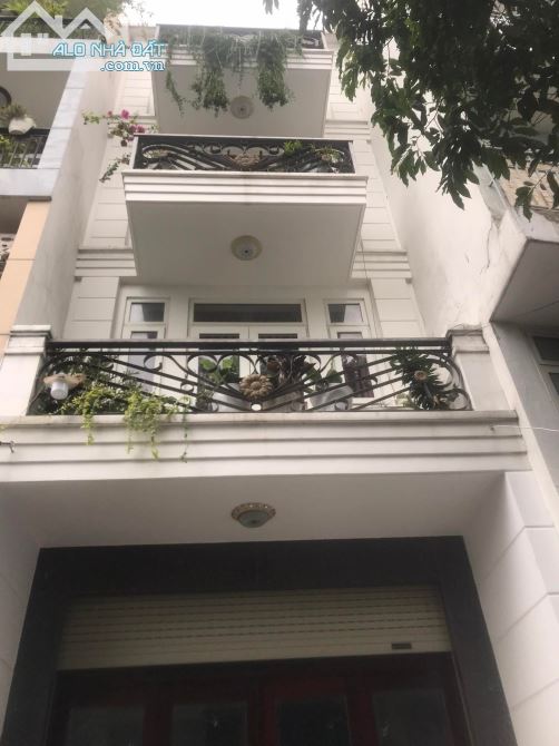 Bán nhà 3 tầng mặt tiền NGUYỄN THỊ HUỲNH, P.8, Phú Nhuận, 68m2. Giá 9.6 Tỷ