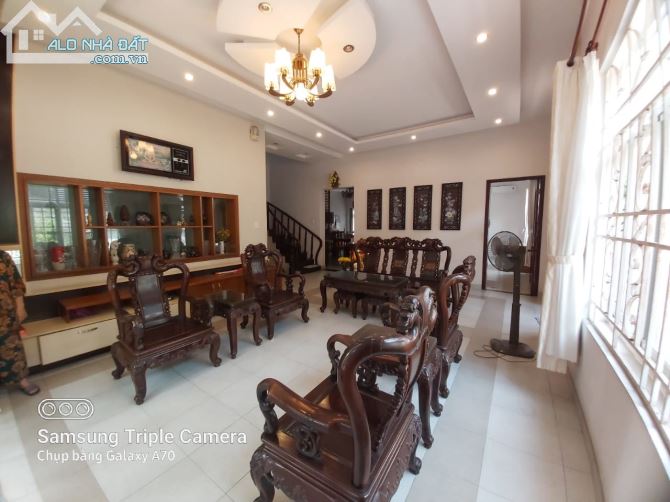 Nhà Biệt Thự, 3 Tầng, Đường số 10, dt: 260 m2, giá 33 tỷ, Phường Hiêp Bình Chánh, Thủ Đức.