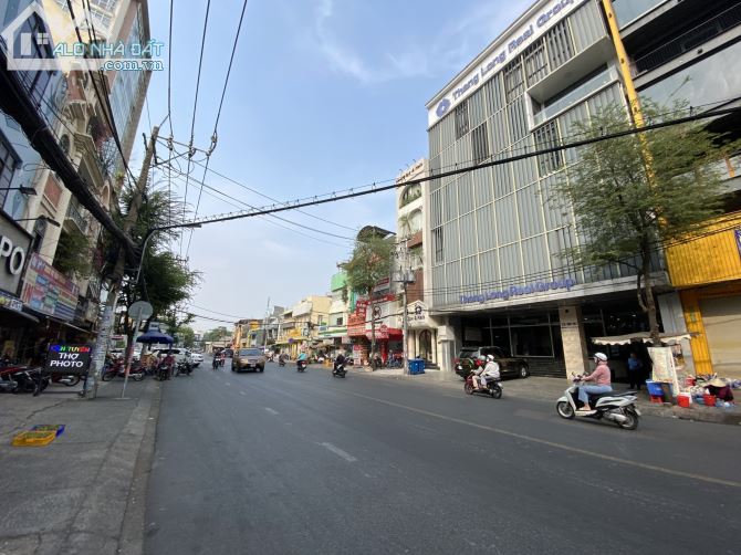 Cho thuê tòa nhà 176 Nguyễn Gia Trí, Q. Bình Thạnh. DTSD: 700m2, 7 tầng thang máy - 1