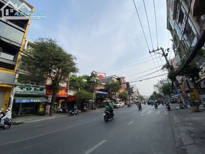 Cho thuê tòa nhà 176 Nguyễn Gia Trí, Q. Bình Thạnh. DTSD: 700m2, 7 tầng thang máy - 2