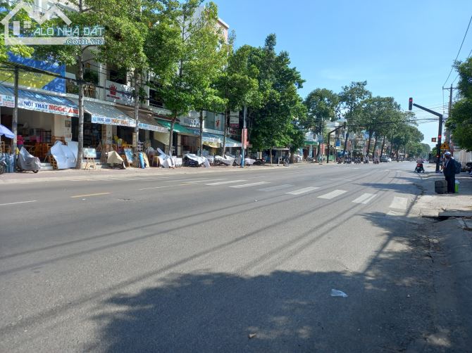 Giá rẻ nhất-Siêu Phẩm Vị Trí Kinh Doanh-Nhà 4 lầu-2 MT Trần Hưng Đạo-DT 104m2 - 1
