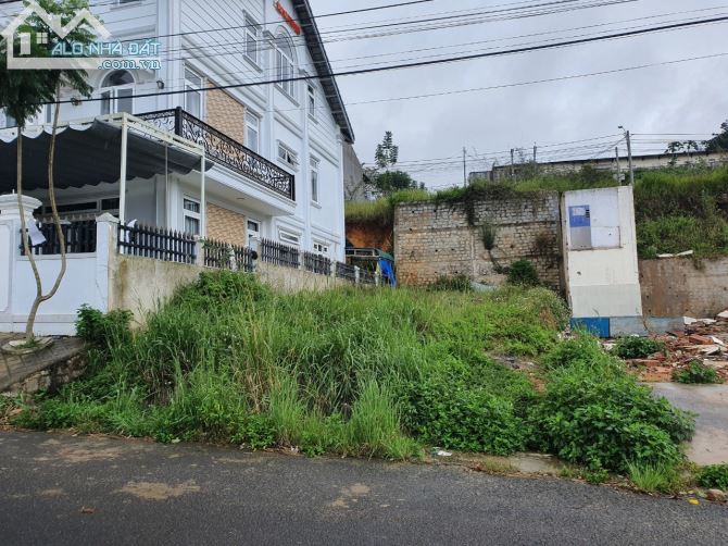 Bán đất biệt thự MT đường Trịnh Hoài Đức  – P11 – Tp – Đà Lạt