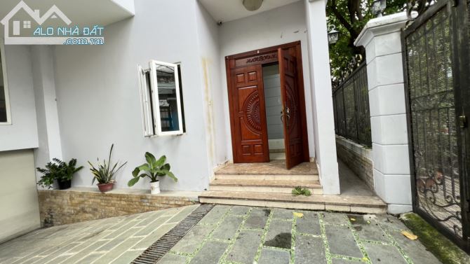 Cho Thuê Biệt Thự P. Tân Thành, Q.Tân Phú, DT: 9x20m, Hầm trệt 2 lầu.