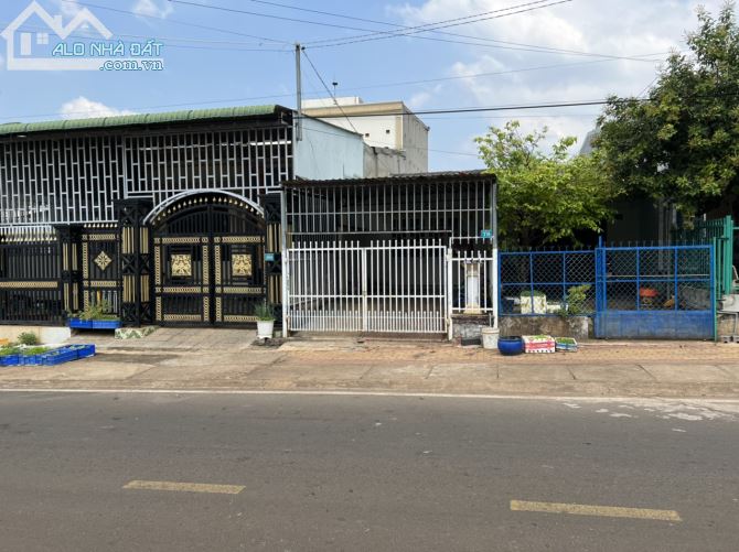 Bán gấp nhà MT đường Nguyễn Huệ, P.Long Thuỷ, TX Phước Long,(4x25)m2 Full thổ, giá 1ty5.