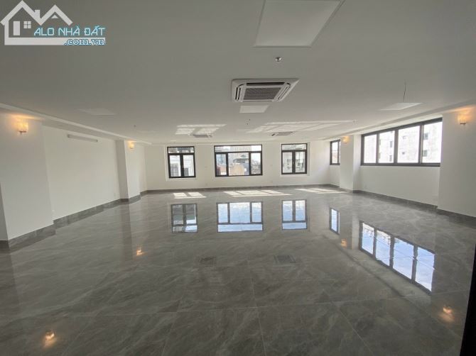 Cho thuê nhà siêu phẩm lô góc mặt phố Nguyễn Xiển Thanh Xuân, DT 150m2 8T 1H, MT 22m 110tr - 1