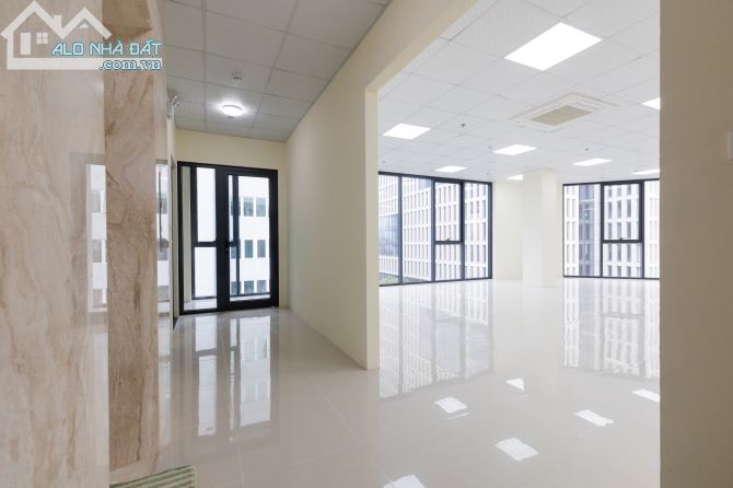 Cho thuê nhà siêu phẩm lô góc mặt phố Nguyễn Xiển Thanh Xuân, DT 150m2 8T 1H, MT 22m 110tr - 2
