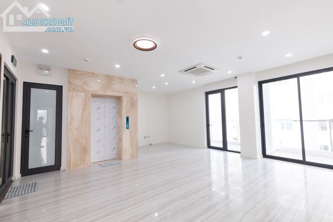 Cho thuê nhà siêu phẩm lô góc mặt phố Nguyễn Xiển Thanh Xuân, DT 150m2 8T 1H, MT 22m 110tr - 4