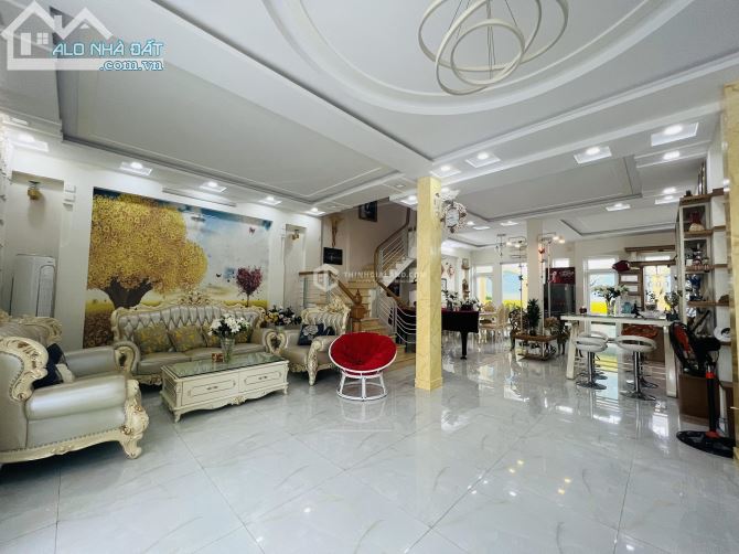CĂN BIỆT THỰ ĐẸP HIỆN ĐẠI THUỘC KHU BIỆT THỰ KIẾN TẠO VỊ TRÍ ĐẸP CÁCH BIỂN CHỈ 200M