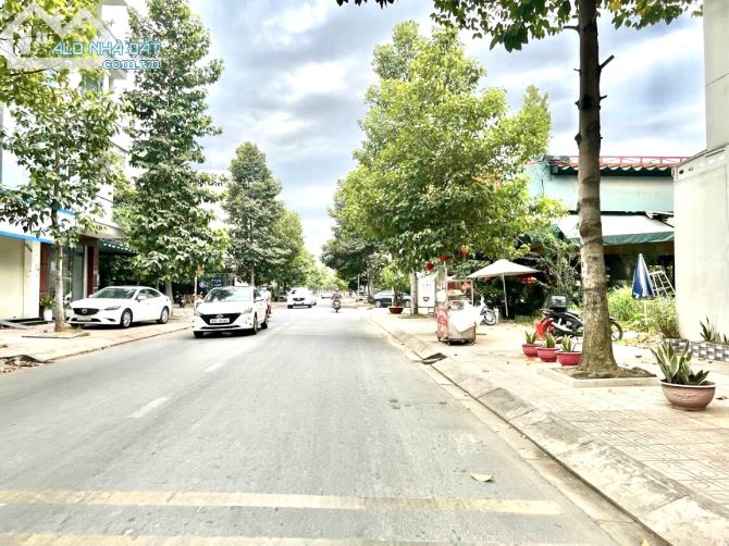 Bán lô đất vị trí rất đẹp đường D4, khu D2D, Biên Hoà 81m2 giá 8.4 tỷ