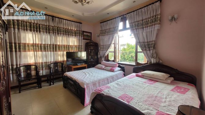 Bán Biệt thự 2 MT Nam Hoà Phước Long A Thủ Đức 1000m2, 4 tầng, Ngang khủng 35m Giá 82 tỷ - 4