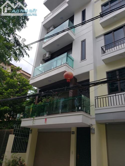 Bán nhà mặt phố Giảng Võ, Đống Đa. Dt 89 m2, 5 tầng, Mt 5.5m. Giá  21.7 tỷ. Vỉa hè rộng.