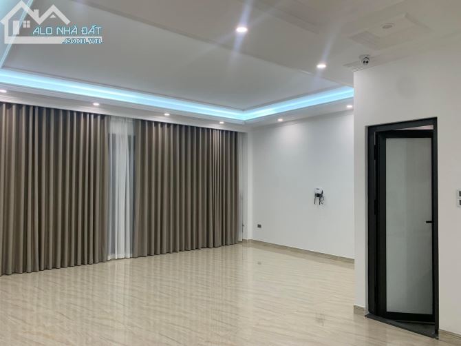 Bán tòa văn phòng 106 Hoàng Quốc Việt, 80m2 7 Tầng Thang Máy – Oto 23.5 Tỷ - 1