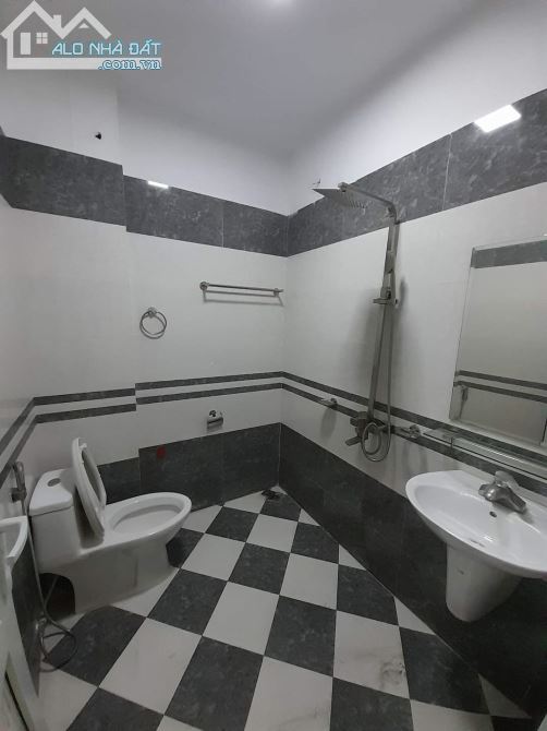 Bán nhà 5 tầng, 30m, ngõ 143 Nguyễn Chính 2,85 tỷ - 2