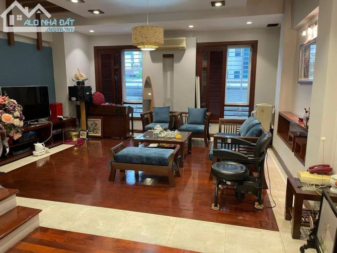 Bán Nhà Đẹp Phố Giảng Võ - Vỉa Hè - Ô Tô Tránh - 70m2x5T.