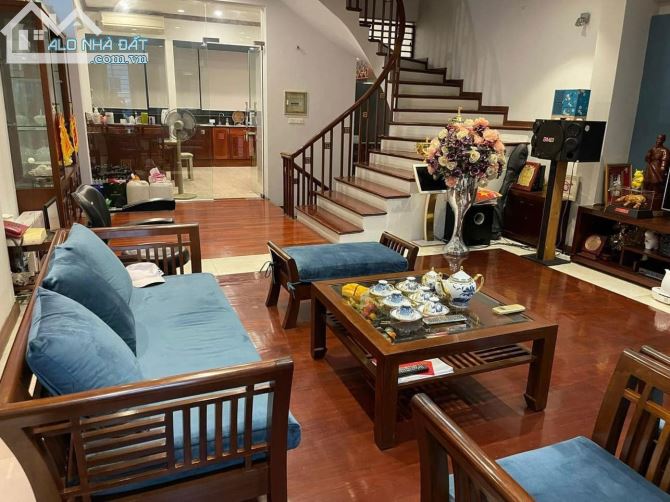 Bán Nhà Đẹp Phố Giảng Võ - Vỉa Hè - Ô Tô Tránh - 70m2x5T. - 1