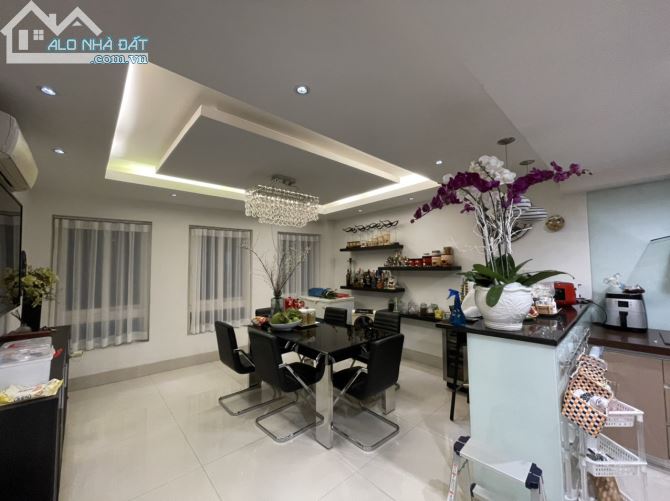 Biệt thự giá rẻ Nam Kỳ Khởi Nghĩa, P7, Q3. 10.5x10,2m (4 tầng + full nội thất). Vào Ở ngay - 1