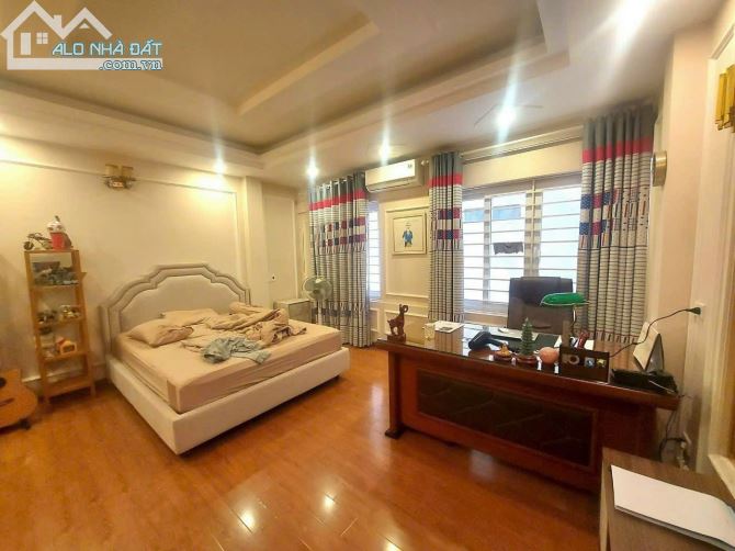 Bán gấp nhà mặt ngõ thông Hoàng Ngân 5 tầng 43m2 gần phố, nhà mới 2 thoáng 5,5 tỷ