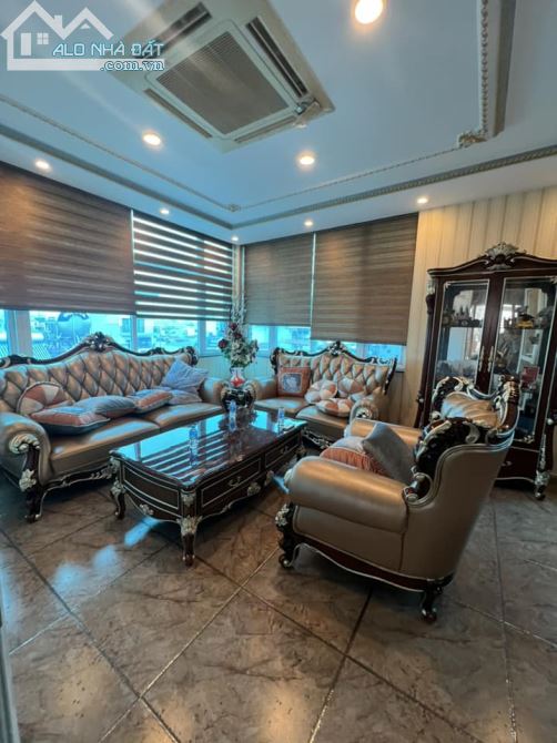 Bán nhà Phố Hoàng Cầu, Đống Đa, Siêu phẩm Lô góc, 100m, Mt 12m, Thang máy, Vỉa hè, 41 tỷ