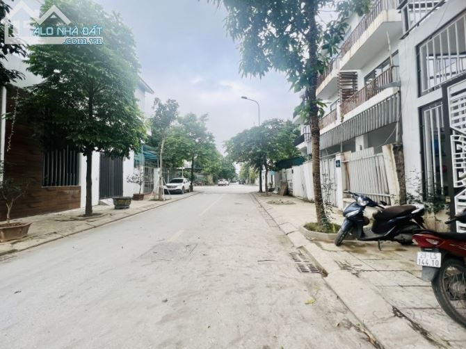 Bán BTLK Xuân Phương, NTL, Oto Tránh, KD, Vỉa Hè. 100m2x15 tỷ. - 2