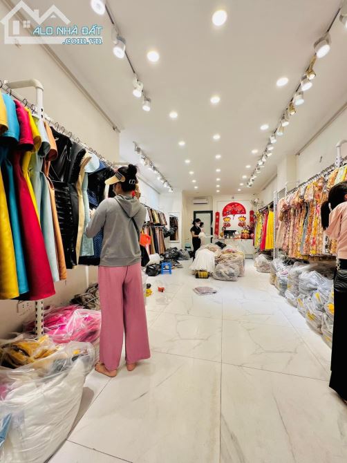 Bán nhà mặt phố Hàng Cá, Hoàn Kiếm, Hà Nội. DT 65m2, MT 3.6m. Giá 42 tỷ.