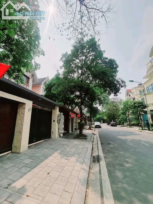 Bán gấp biệt thự tại Công viên Cầu Giấy 225m2, 4 tầng, chỉ 54 tỷ.