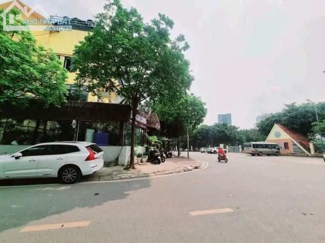 Bán gấp biệt thự tại Công viên Cầu Giấy 225m2, 4 tầng, chỉ 54 tỷ. - 1