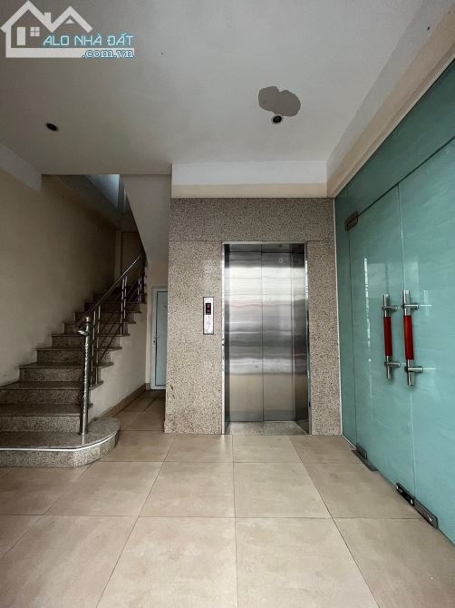 Bán nhà phân lô Văn Cao, Ba Đình, ô tô tránh, vỉa hè, giá 21.7 tỷ - 2