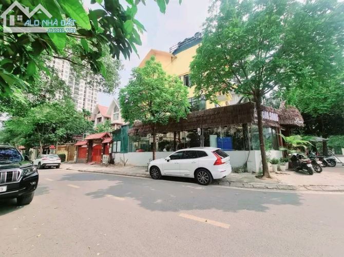 Bán gấp biệt thự tại Công viên Cầu Giấy 225m2, 4 tầng, chỉ 54 tỷ. - 2