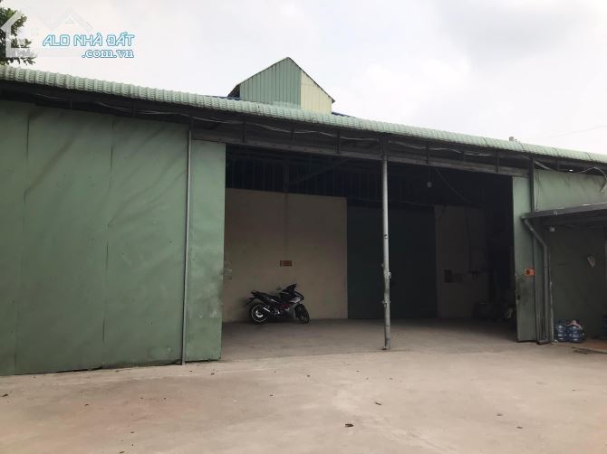 Kho xưởng cao thoáng 900m2. Xe container. Ngay ngã 3 Giồng. Hóc môn