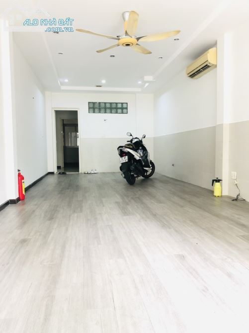 Bán Gấp căn Mặt tiền Nguyễn Hiền P4.Q3 (4x18m) 5 tầng, giá 21,5 tỷ TL