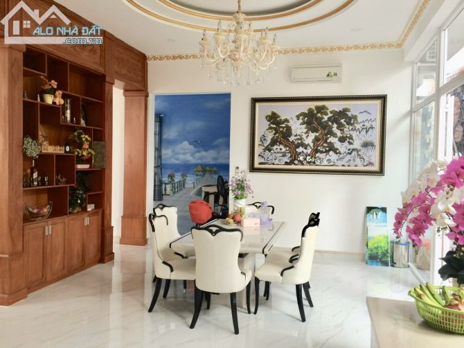 Bán siêu biệt thự cực đẹp hẻm Vip Cách Mạng Tháng 8, Q.Tân Bình. DT: 340m2, giá 52T - 2