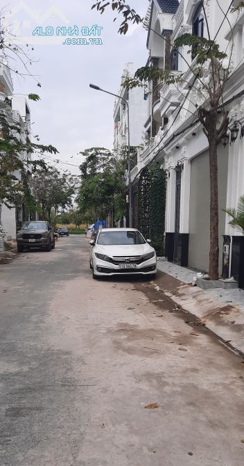 Nhà phố 52m2 xây 3 tầng sân thượng thị trấn Nhà Bè giá 5.6 tỷ - 2