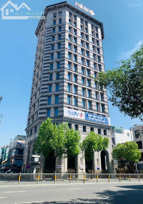 Ngộp ngân hàng bán gấp tòa nhà mới xây mặt tiền NGuyễn Văn Cừ  15 x21 1 hầm 10 tầng