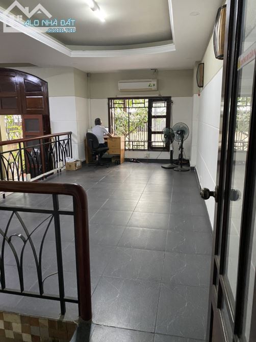 Cho thuê biệt thự 8x26 3 lầu có thang máy đường 3 Tháng 2, Quận 10 - 1