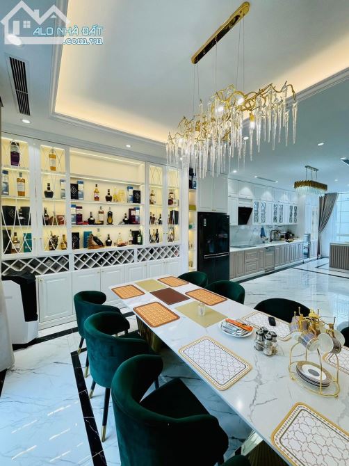 BÁN LIỀN KỀ NGÃ TƯ SỞ ROYAL CITY KINH PALACE KINH DOANH