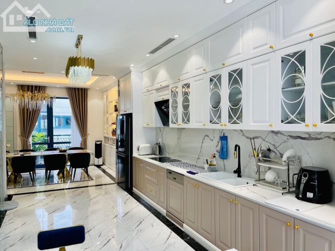 BÁN LIỀN KỀ NGÃ TƯ SỞ ROYAL CITY KINH PALACE KINH DOANH