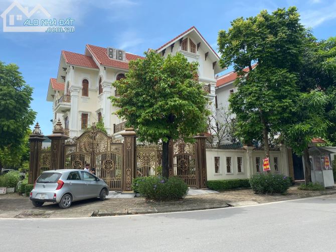 Bán biệt thự KĐT Sài Đồng 225m² , MT 14m, 4 tầng, view hồ, vỉa hè, kinh doanh.