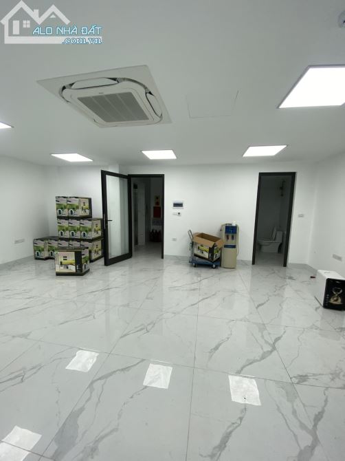 Cho thuê nhà Trần Duy Hưng, DT 75m2, MT, 7m, 5 tầng, thông sàn, thang máy, giá 50 triệu - 2