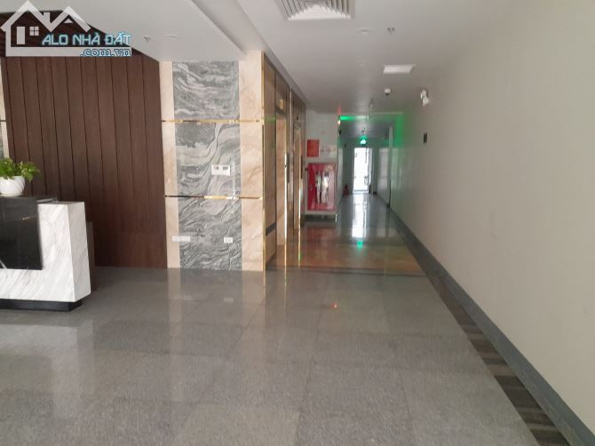 Bán tòa văn phòng mặt phố Võ Chí Công 400m2*10 tầng + 1 hầm, mặt tiền 12m, nhà mới,139 tỷ
