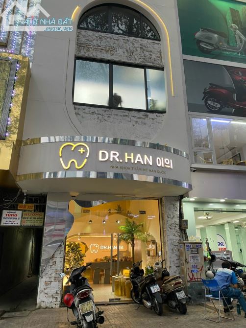 Nhà 4 Lầu Hướng Đông Nam DT:4.1x16.5m 322 Trần Hưng Đạo,Q1_HĐT:80Tr/Tháng_Giá 31 Tỷ TL