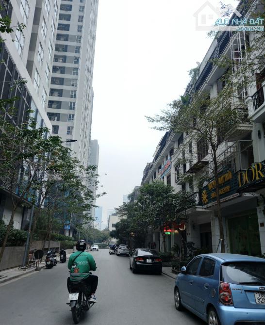 Bán gấp nhà liền kề 90 Nguyễn Tuân, Quận Thanh Xuân, diện tích 75m2, 5 tầng thang máy - 1