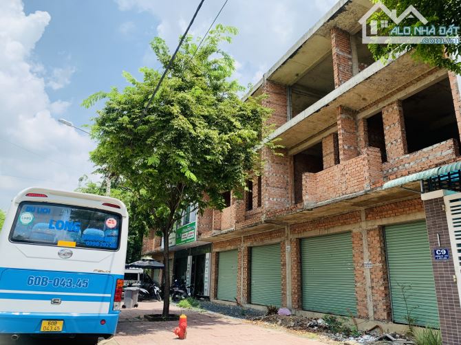 Bán nhà thô 1 trệt 2 lầu mặt tiền N4 đối diện trường Song Ngữ, phường Bửu Long giá 6 tỷ - 3