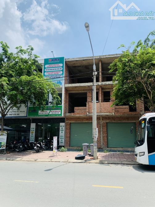 Bán nhà thô 1 trệt 2 lầu mặt tiền N4 đối diện trường Song Ngữ, phường Bửu Long giá 6 tỷ - 5