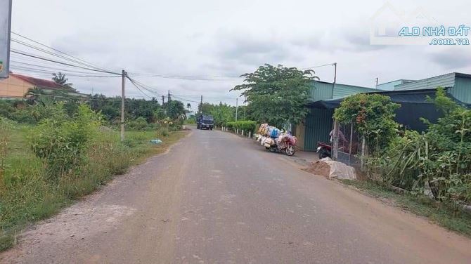 Đất Thổ cư 100%. Mặt tiền đường Nguyễn văn nhâm. DT: 100M2. SHR. Xây dựng tự do. - 2