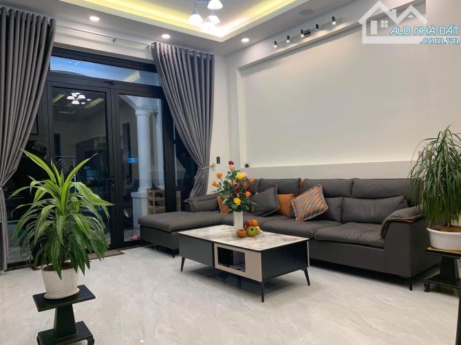 HẠ GIÁ BÁN CĂN BIỆT THỰ SÂN VƯỜN SIÊU ĐẸP GẦN ĐẠI HỌC YERSIN