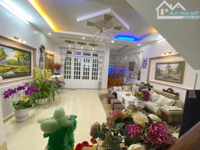 BÁN BIỆT THỰ VIEW ĐẸP PHƯỜNG 8 ĐÀ LẠT GIÁ CỰC TỐT