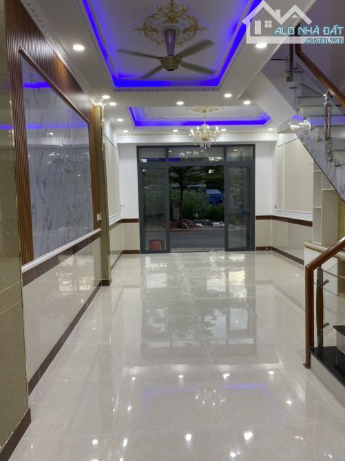 Nhà 1 trệt 2 lầu ngộp nặng 70m2 dtsd 210m giờ bán lỗ chỉ 2tỷ580 gần vòng xoay An Phú - 1