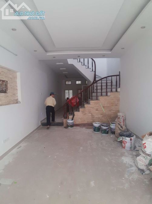 Nhà mặt ngõ 10 phố Nguyễn Văn Huyên. Diện tích 70m2 x 5 tầng đường 10m, mỗi tầng 2p và 1wc